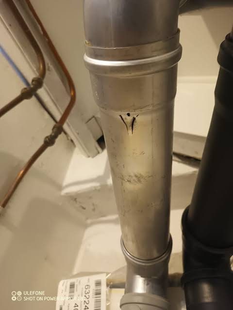 Een opengescheurde naad in een individuele aluminium aansluitleiding van een ketel